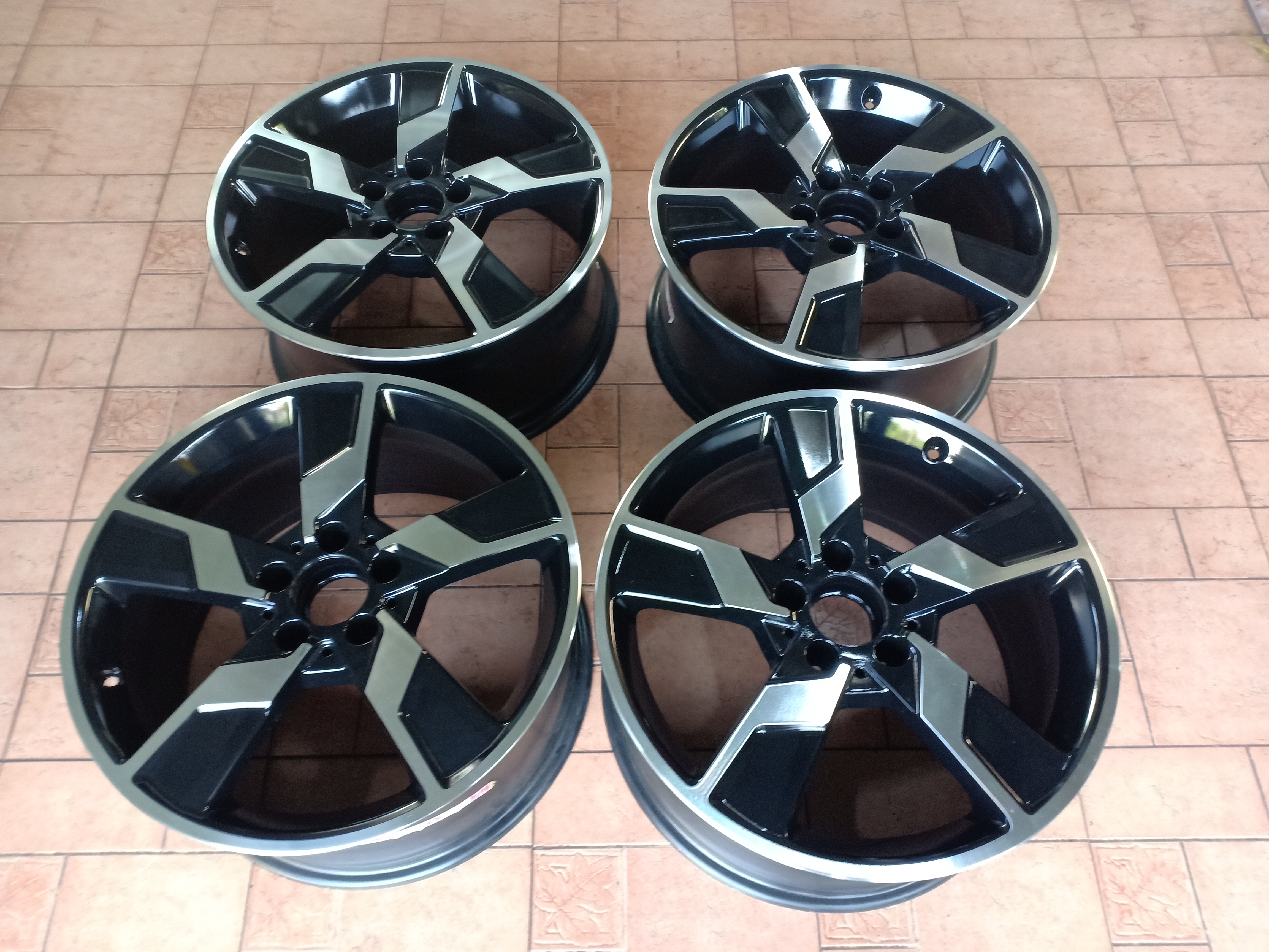 ล้อ w212 ขอบ 18 นิ้ว หน้า 8.5 นิ้ว et48 หลัง 9 นิ้ว et54